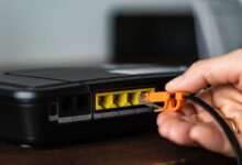 Imagen de un ordenador con una conexión a internet de alta velocidad