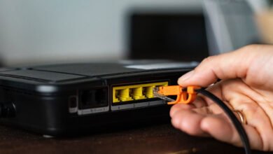 Imagen de un ordenador con una conexión a internet de alta velocidad