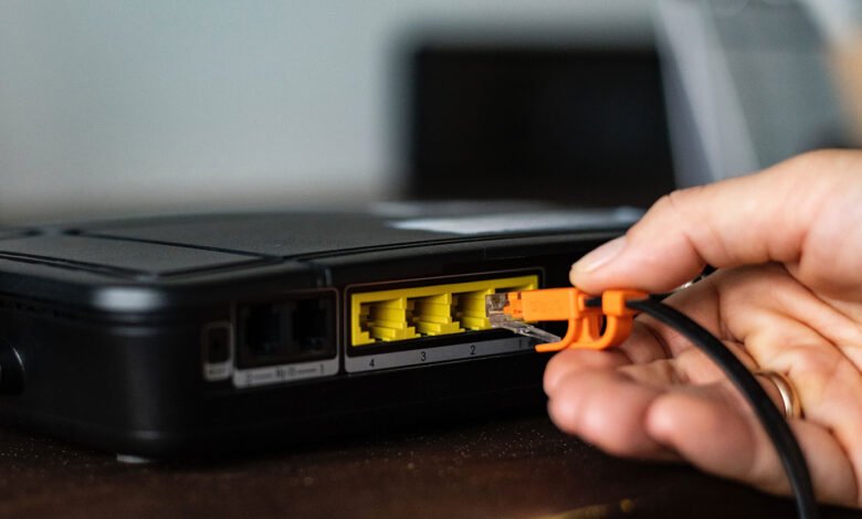 Imagen de un ordenador con una conexión a internet de alta velocidad