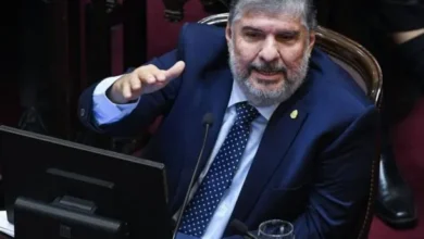El senador José Mayans y Manuel Adorni en el Congreso