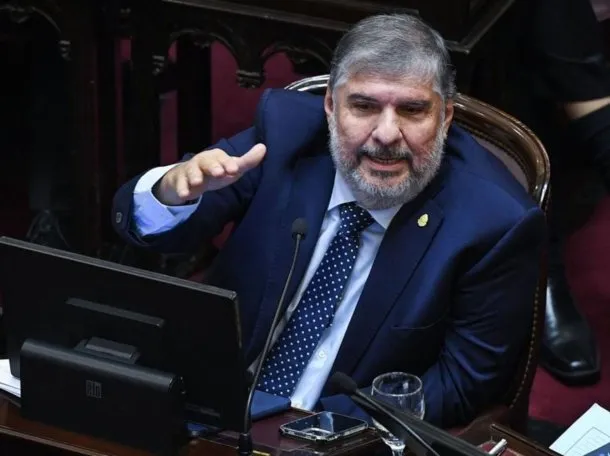 El senador José Mayans y Manuel Adorni en el Congreso