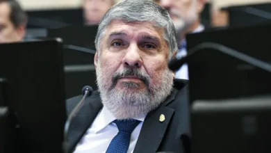 José Mayans en el Senado, con una expresión de determinación y firmeza.