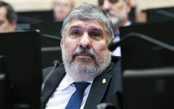 José Mayans en el Senado, con una expresión de determinación y firmeza.