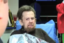 Imagen de un jubilado discapacitado siendo desalojado de su departamento