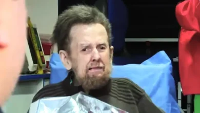 Imagen de un jubilado discapacitado siendo desalojado de su departamento