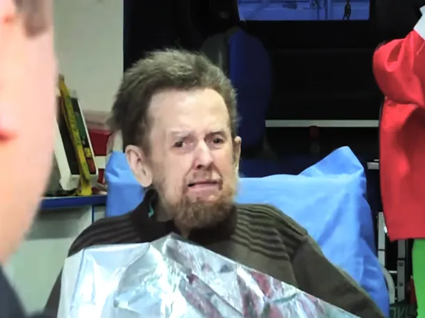 Imagen de un jubilado discapacitado siendo desalojado de su departamento