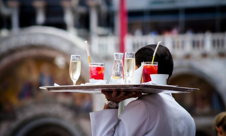 Comedor de restaurante con camareros atendiendo a los clientes