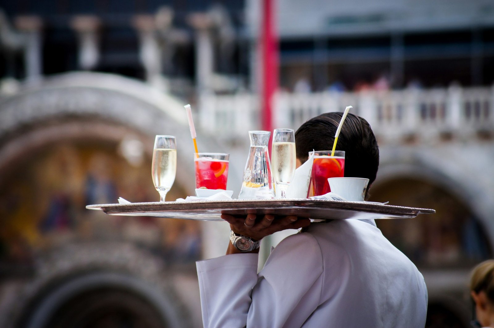 Comedor de restaurante con camareros atendiendo a los clientes