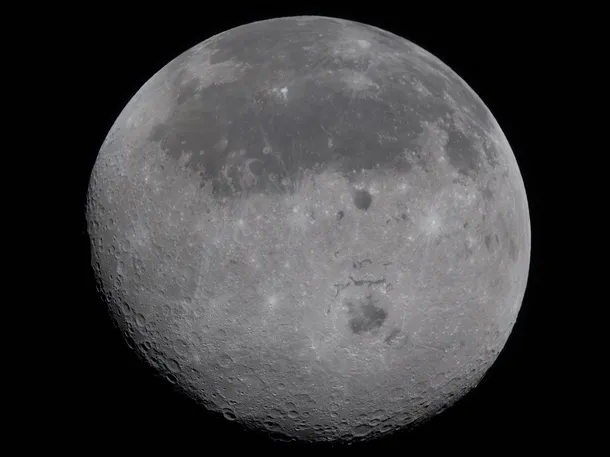 Imágenes de la misión Artemis II sobrevolando el lado oscuro de la Luna