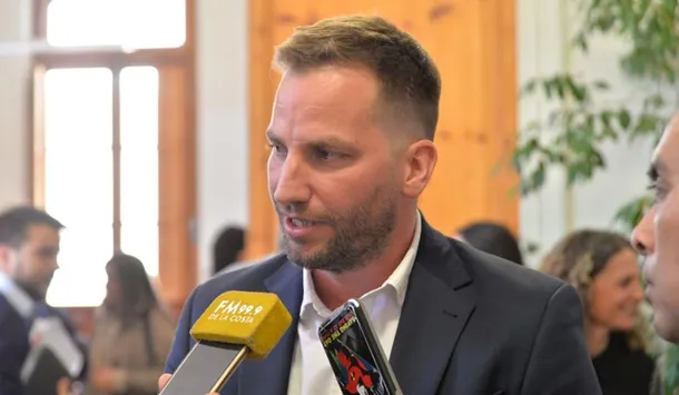 Imagen de una persona con una casa en el fondo, simbolizando la lucha por la vivienda