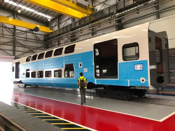 Tren de dos pisos con tecnología de última generación