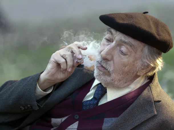 Luis Brandoni con un banderín de River Plate