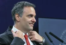 Manuel Adorni en una reunión oficial