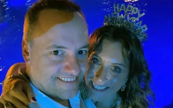 Manuel Adorni y su familia en un viaje