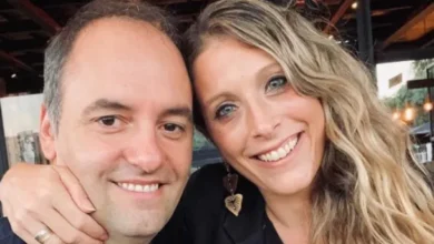 Manuel Adorni y Bettina Angeletti en una imagen oficial