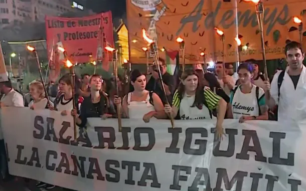 Marcha de antorchas por la aplicación de la Ley de Financiamiento Universitario