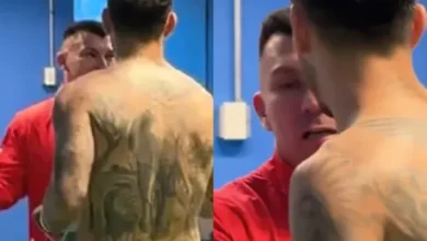 Leandro Paredes y Gary Medel intercambian camisetas en el estadio