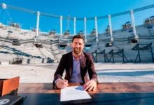 Lionel Messi firma el contrato de compra del UE Cornellà