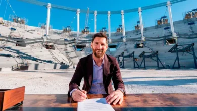 Lionel Messi firma el contrato de compra del UE Cornellà