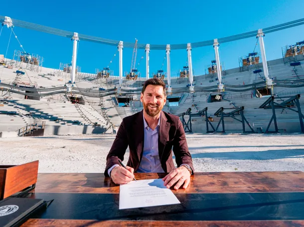 Lionel Messi firma el contrato de compra del UE Cornellà