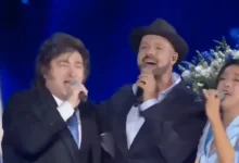 Javier Milei cantando en el escenario durante los festejos por el Día de la Independencia de Israel