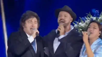 Javier Milei cantando en el escenario durante los festejos por el Día de la Independencia de Israel
