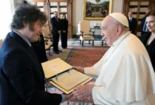Milei abrazando al Papa Francisco