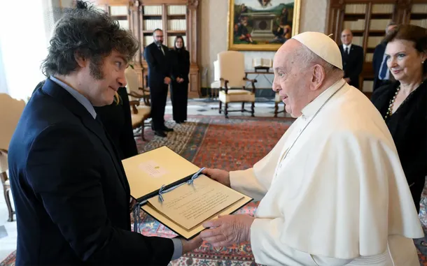 Milei abrazando al Papa Francisco