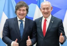 El presidente Javier Milei en el avión presidencial rumbo a Israel