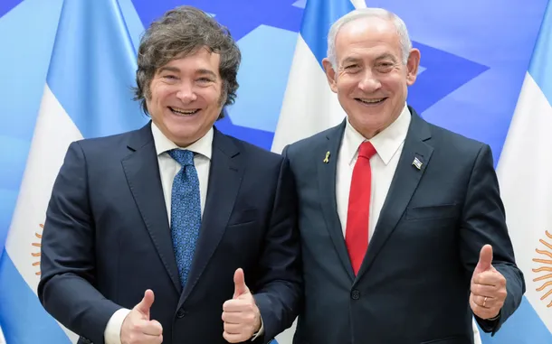 El presidente Javier Milei en el avión presidencial rumbo a Israel