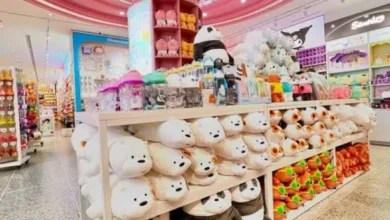 Fila de personas esperando para entrar a la tienda Miniso en la calle Florida