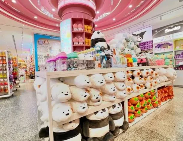 Fila de personas esperando para entrar a la tienda Miniso en la calle Florida