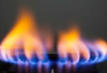 Imagen de una estufa a gas con una llama azul