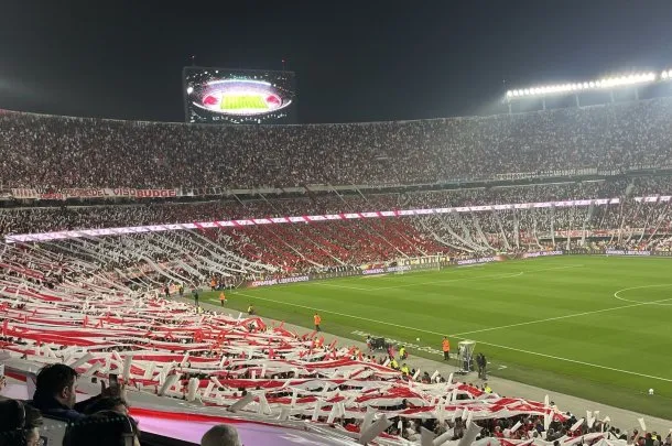 Imagen del Estadio Monumental lleno de hinchas de River y Boca antes del Superclásico