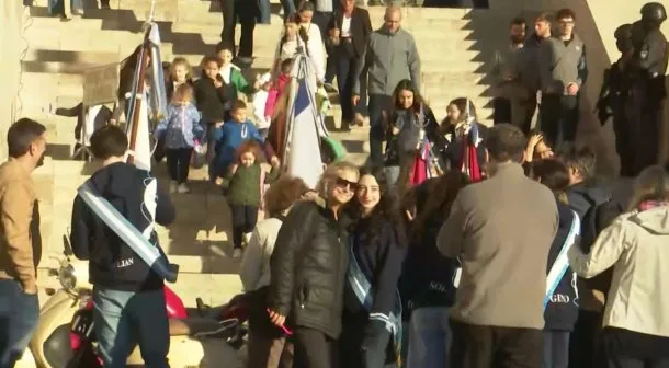 La bandera de Israel ondea en el Monumento a la Bandera de Rosario