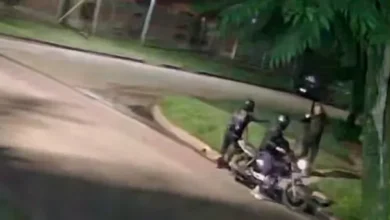 Imagen de una motocicleta azul, similar a la utilizada en el ataque