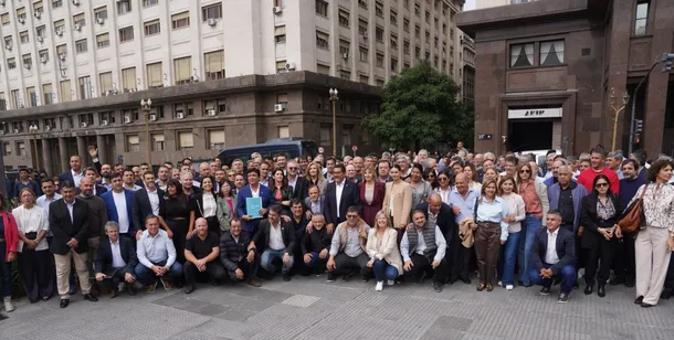 Intendentes marchando hacia el Ministerio de Economía