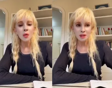 Nacha Guevara en el escenario, sonriendo y saludando al público.