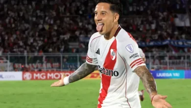 Imagen de los jugadores de River Plate y Carabobo en el campo de juego