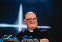 El Padre Guilherme en la Plaza de Mayo