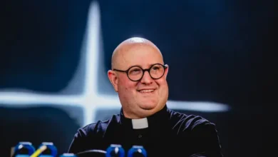 El Padre Guilherme en la Plaza de Mayo