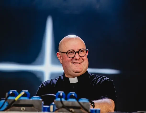 El Padre Guilherme en la Plaza de Mayo