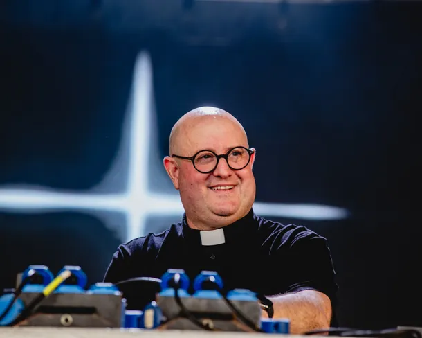 El Padre Guilherme en la Plaza de Mayo