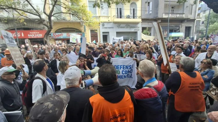 Protesta frente a la sede del PAMI en Córdoba