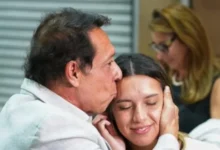 Agostina Páez y su padre en un evento