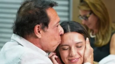 Agostina Páez y su padre en un evento