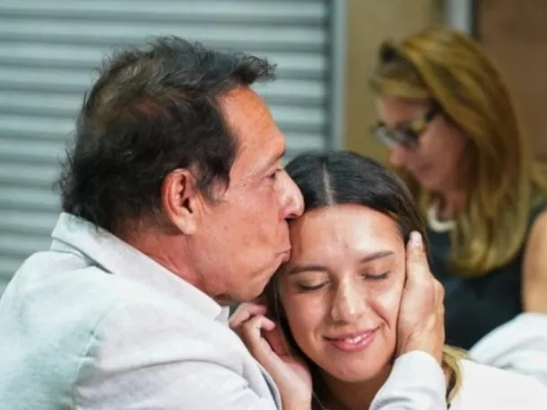 Agostina Páez y su padre en un evento