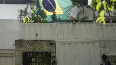 Bandera de Brasil en la embajada argentina en Caracas