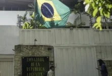 Bandera de Brasil en la embajada argentina en Caracas