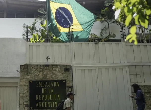 Bandera de Brasil en la embajada argentina en Caracas